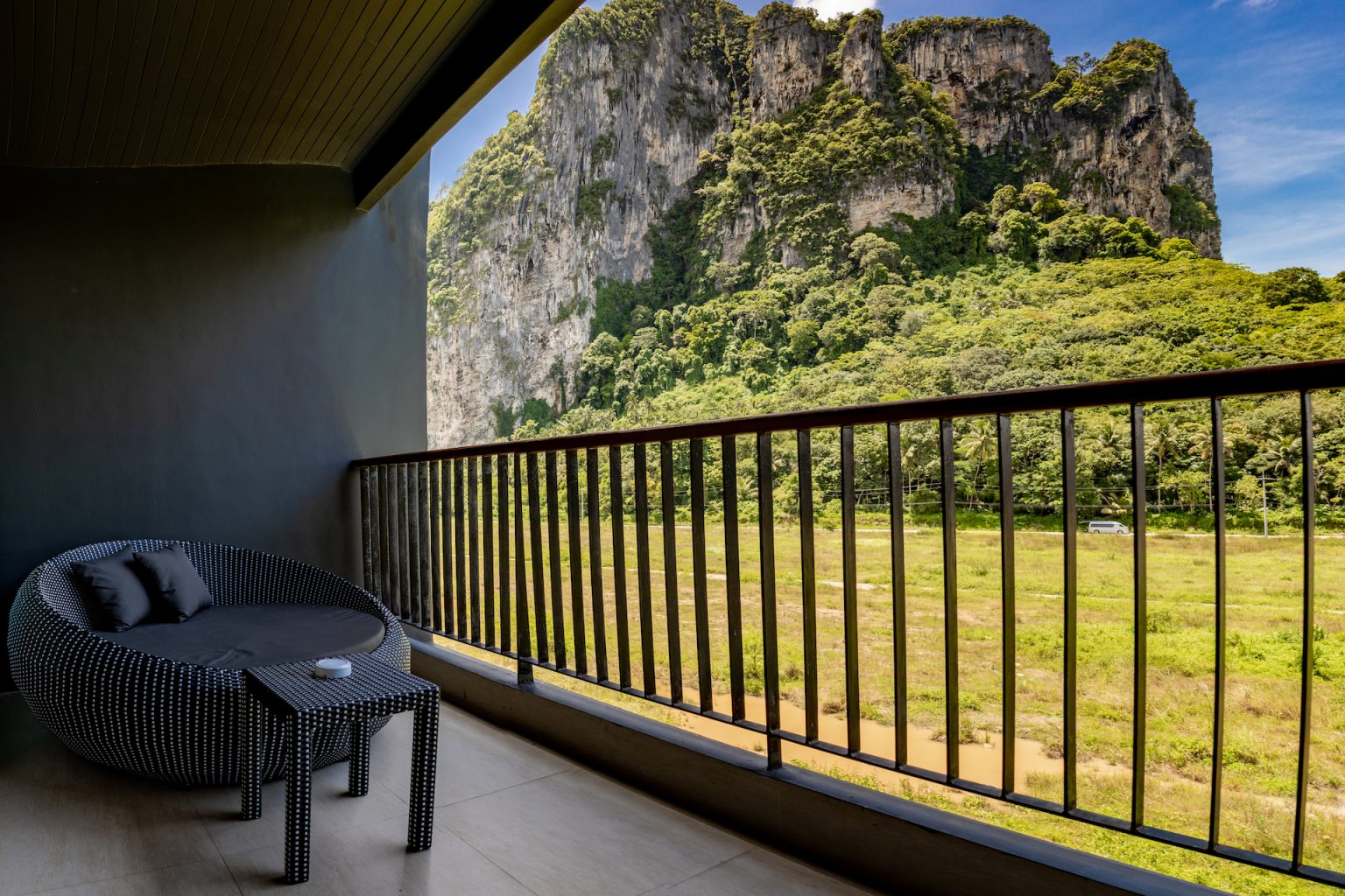 Deluxe Cliff View Room 3