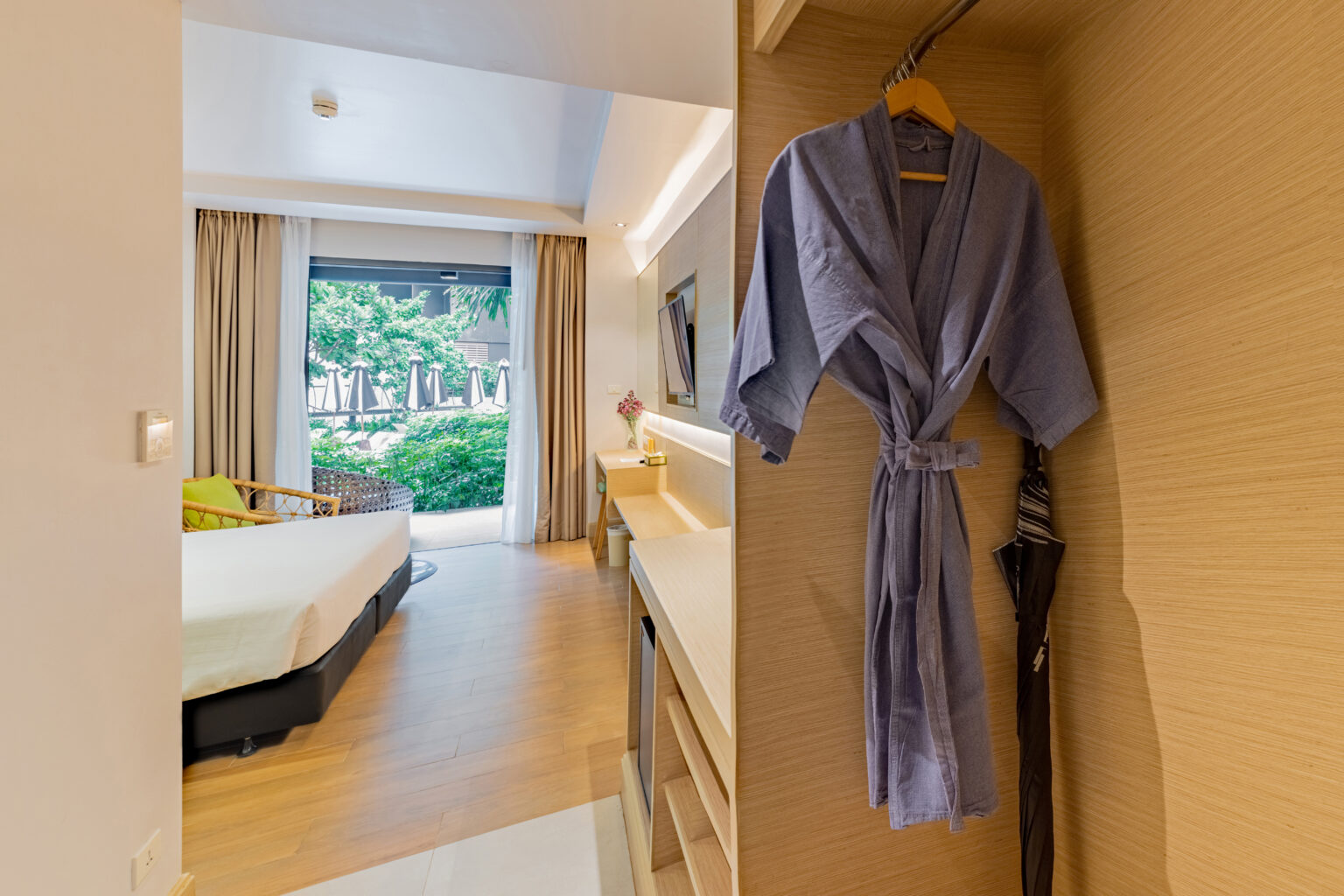 Deluxe Pool Access Room 06