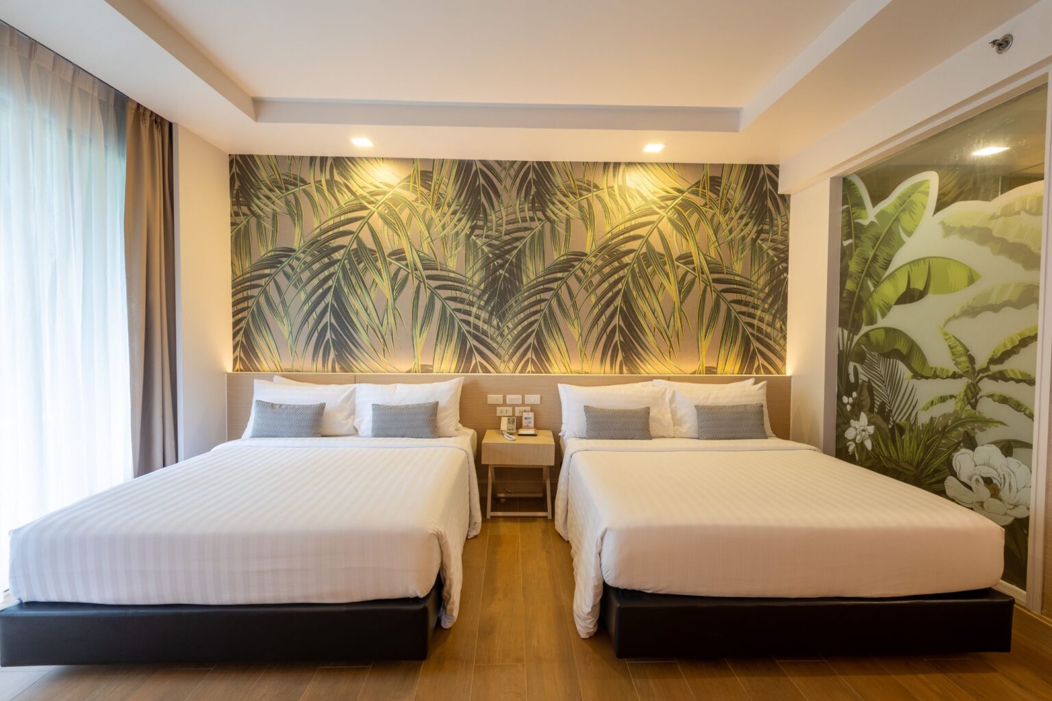 Bedding DLX Family Pool View