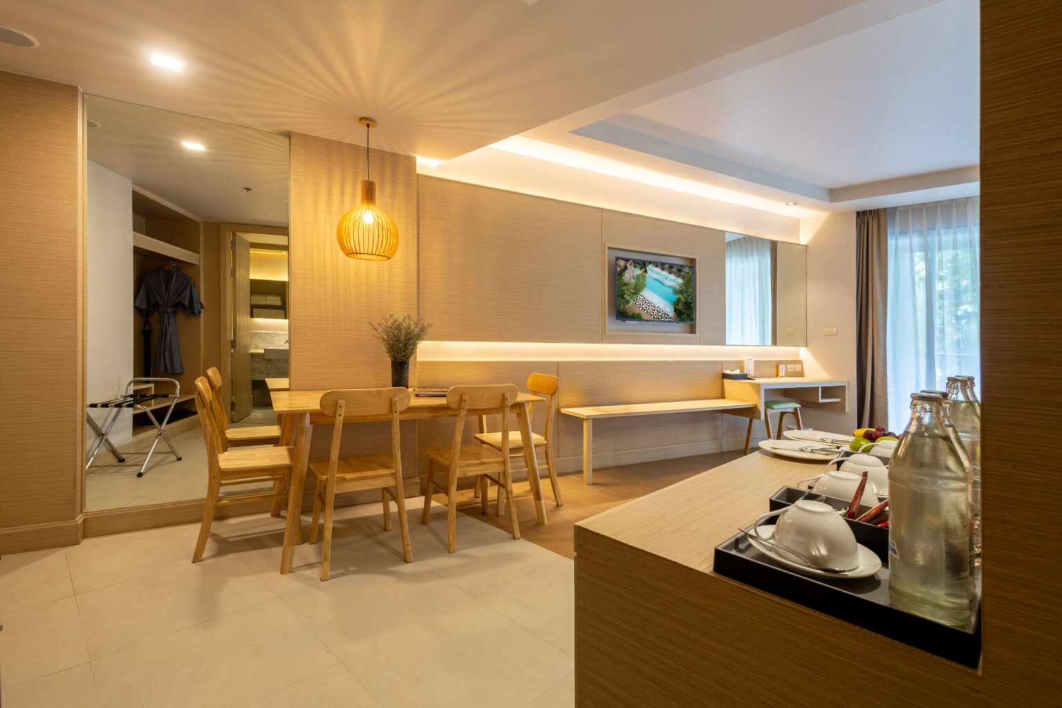 Seating DLX Fam Pool View Room